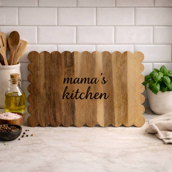 Planche à découper en bois festonnée Décor de cuisine rustique de ferme pour la vente par Pagel & Sons