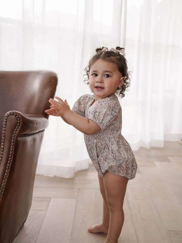 RAI & CO – Engroshandel Romper - Baby – Eliza Blomstret Buksedragt4