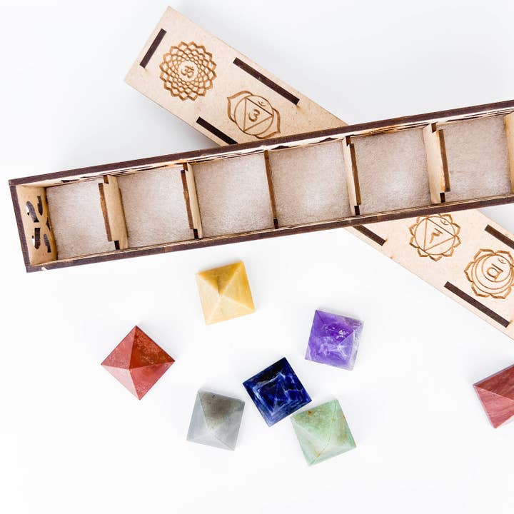 GREENROOTS USA LLC – Pedra/cristal espiritual por atacado – Conjunto de Pirâmides de 7 Chakras em Pedra Preciosa com Caixa (1,25 por 1 - Pirâmides)25