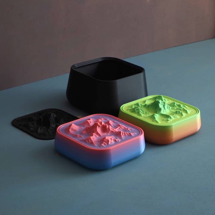 Boîte/Poubelle à déchets organiques « Montagne » pour la vente par Mystical Dreams