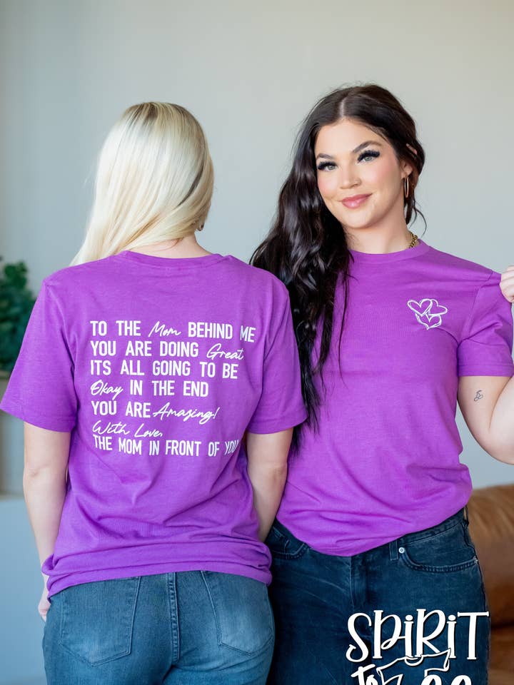 À la maman derrière moi tee pour la vente par Spirit to a Tee