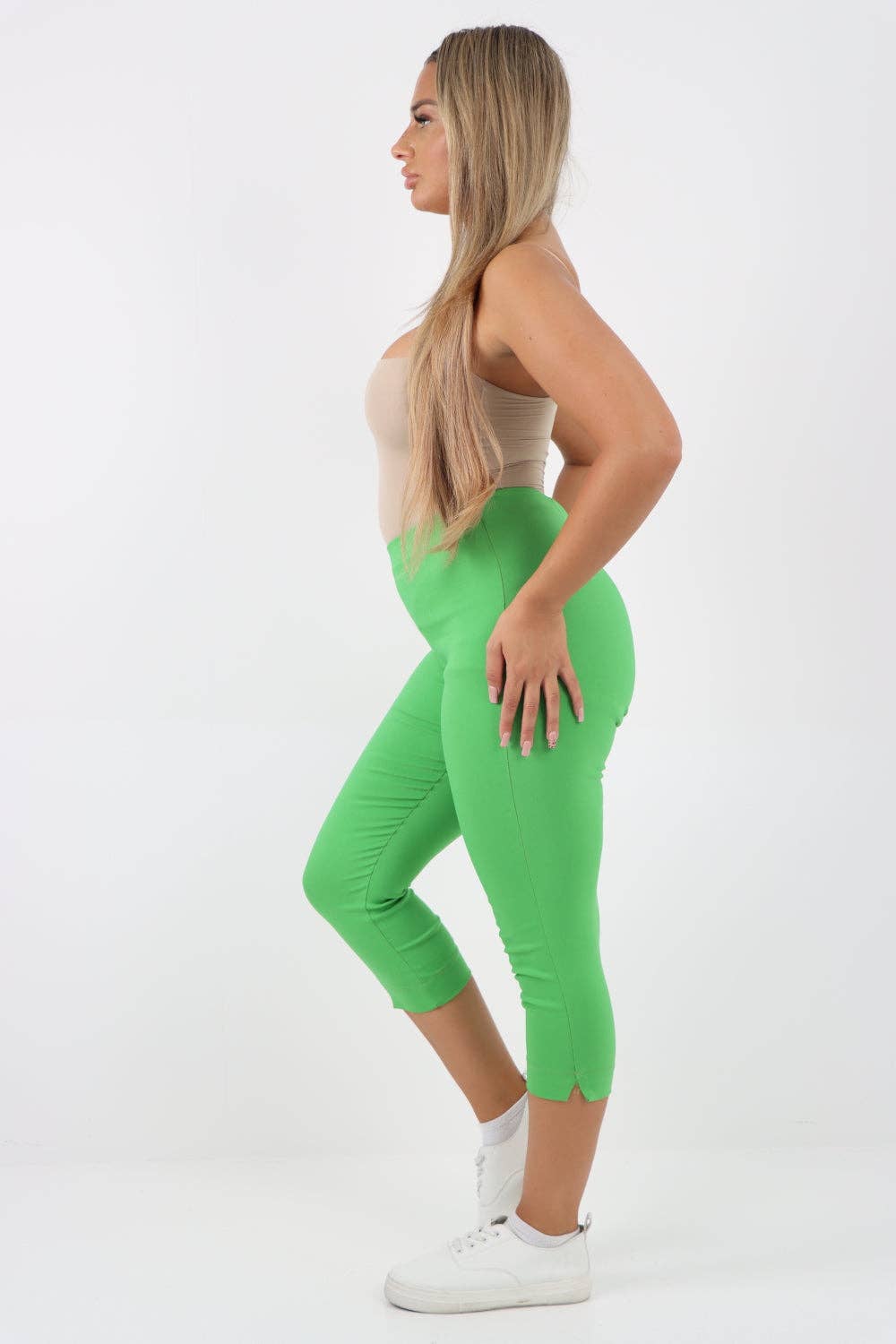 Miss Bold - Vendita all'ingrosso Pantalone - Donna - Pantaloni Capri in tinta unita italiana11