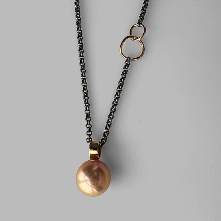 Zeitgenössische Halskette aus gemischtem Metall mit Luna-Anhänger und Pfirsichperle für den Großhandel von McKenzie Mendel Jewelry