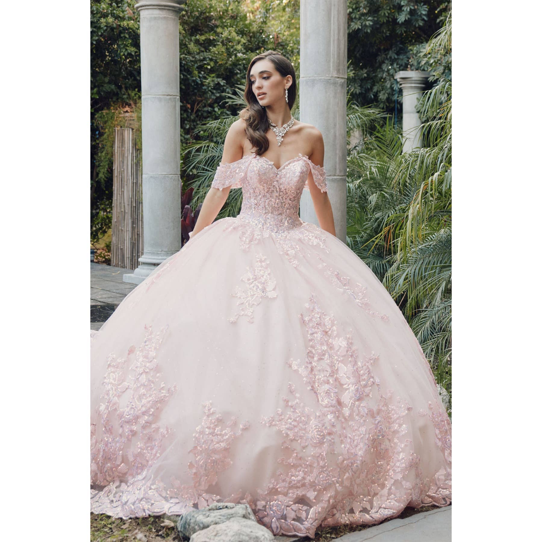 Juliet – Großhandel Abendkleid – Damen – Schulterfreies Quinceañera-Ballkleid mit Stickereien, Spitzenapplikationen und Schleife am Rücken10