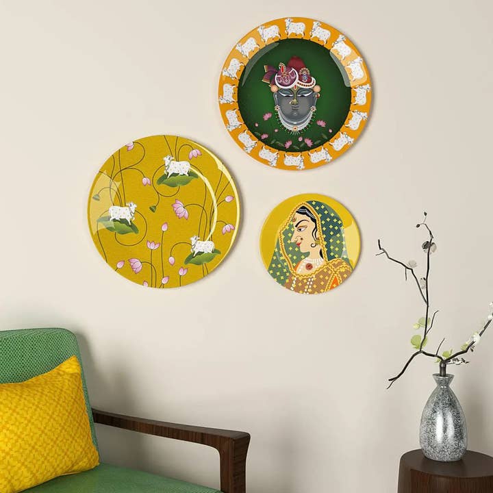 3 plaques murales en design Pichhwai jaune et vert RadhaKrishna pour la vente par GoGlocal