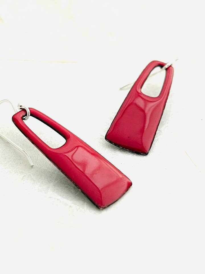 Små rektangulära örhängen, flammröd emalj för wholesale av Magpie Mouse Studios