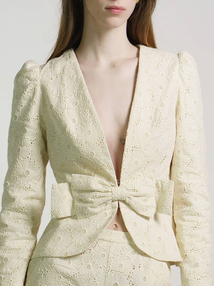 Cremefarbene Eyelet-Anais-Jacke für den Großhandel von Kristinit