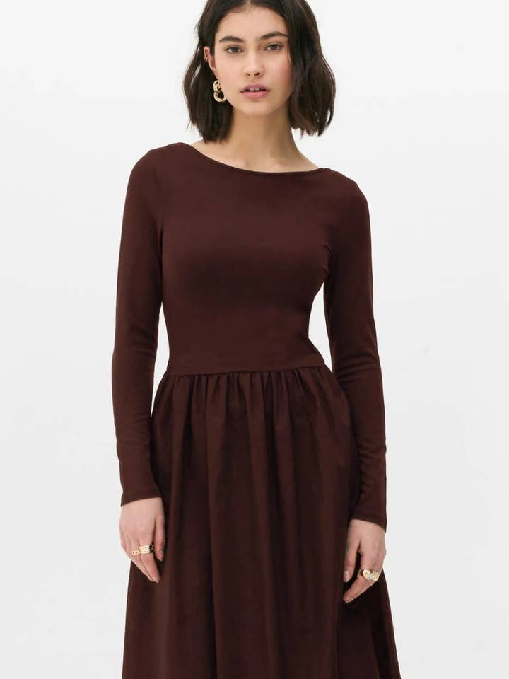 Elegante abito lungo marrone con gonna svasata in popeline intrecciato e top in viscosa-elastan elasticizzato. per la vendita all'ingrosso da parte di Hoxton Gal