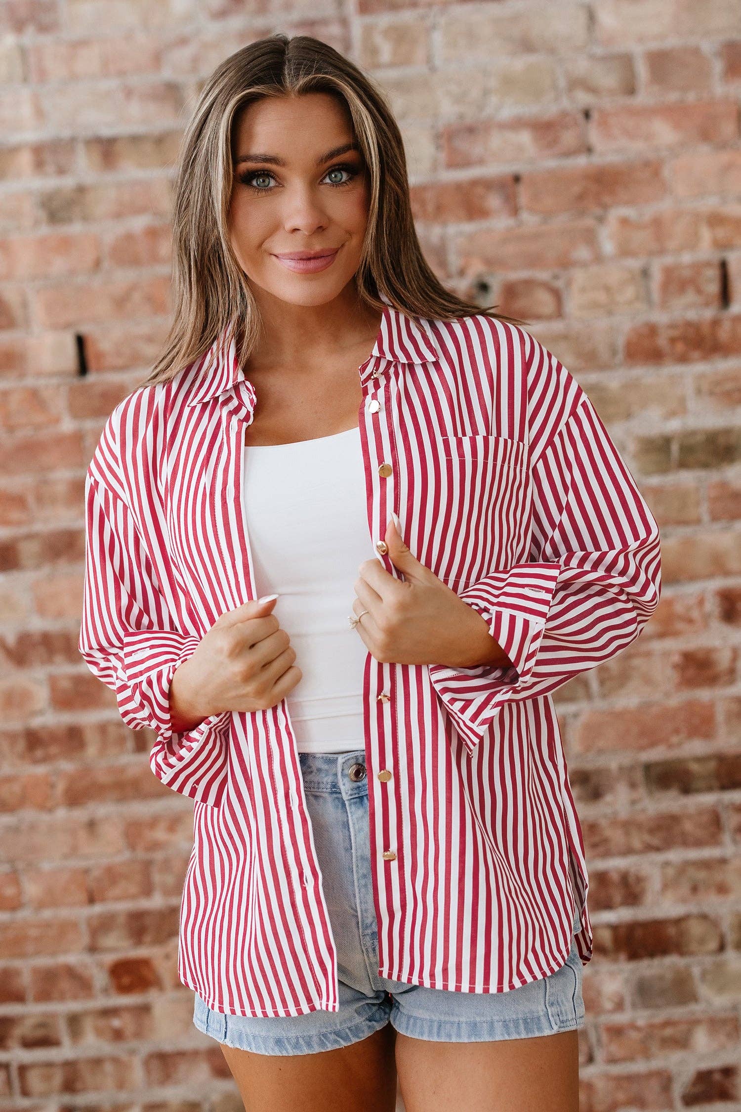 Listra vermelha Camisa com Bolsos de Remendo, Racha Lateral e Botões para venda a revendedores na Faire3