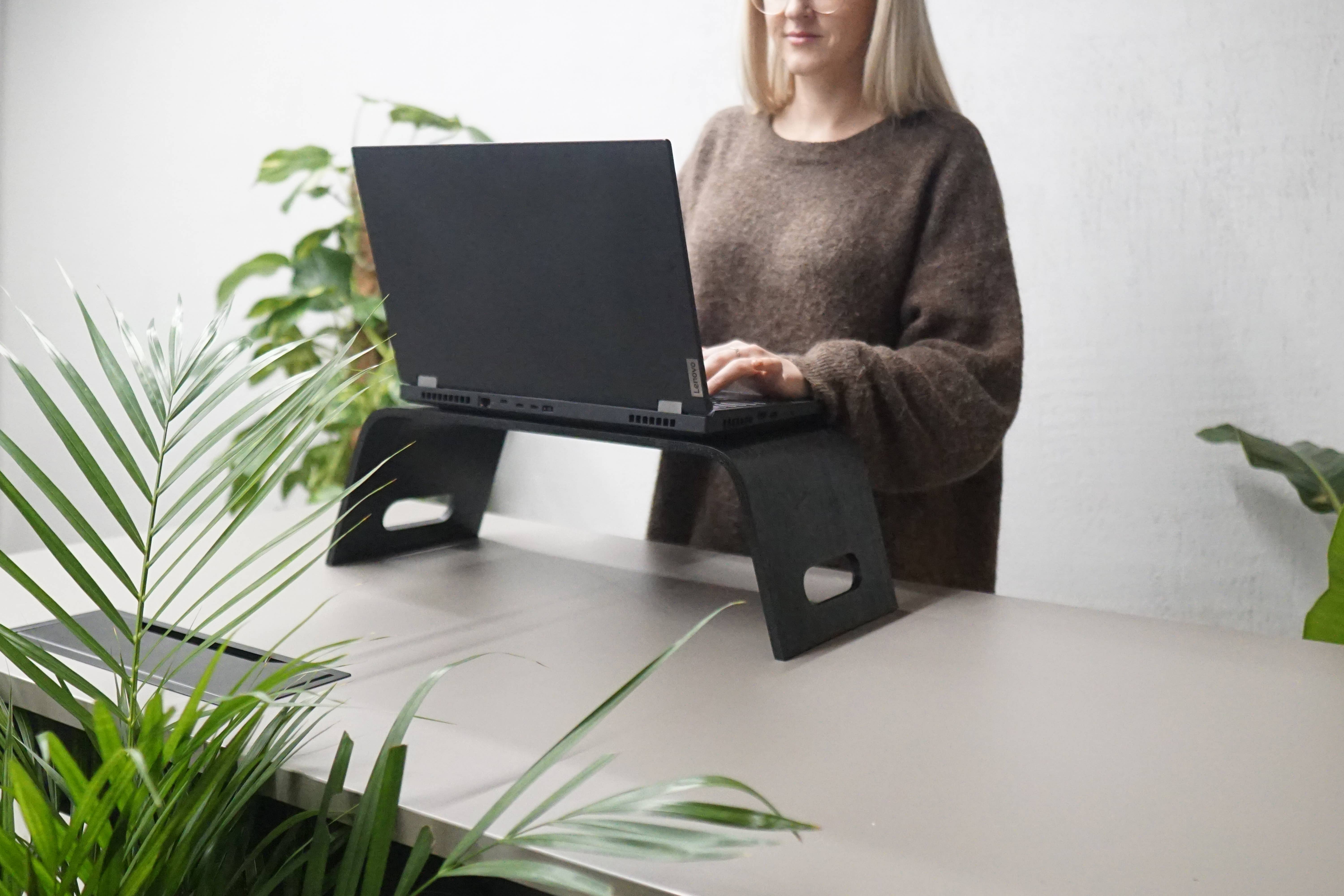 Halostands – Engroshandel Skrivebordsforhøjer – Bærbart laptopbord i amerikansk valnød5