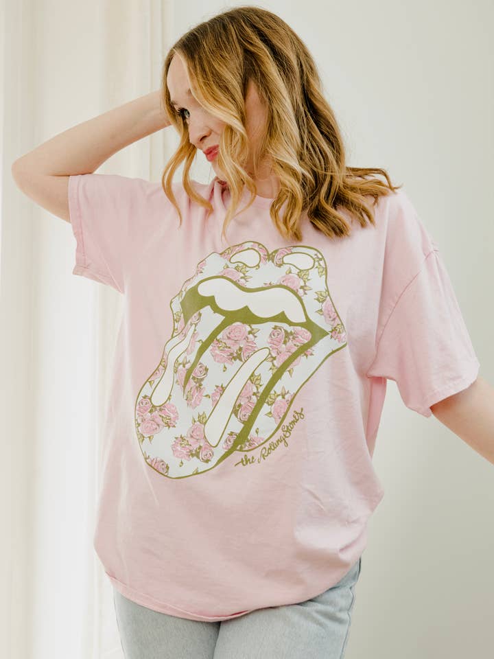 T-shirt graphique à motif floral Rolling Stones rose à lécher pour la vente par LivyLu