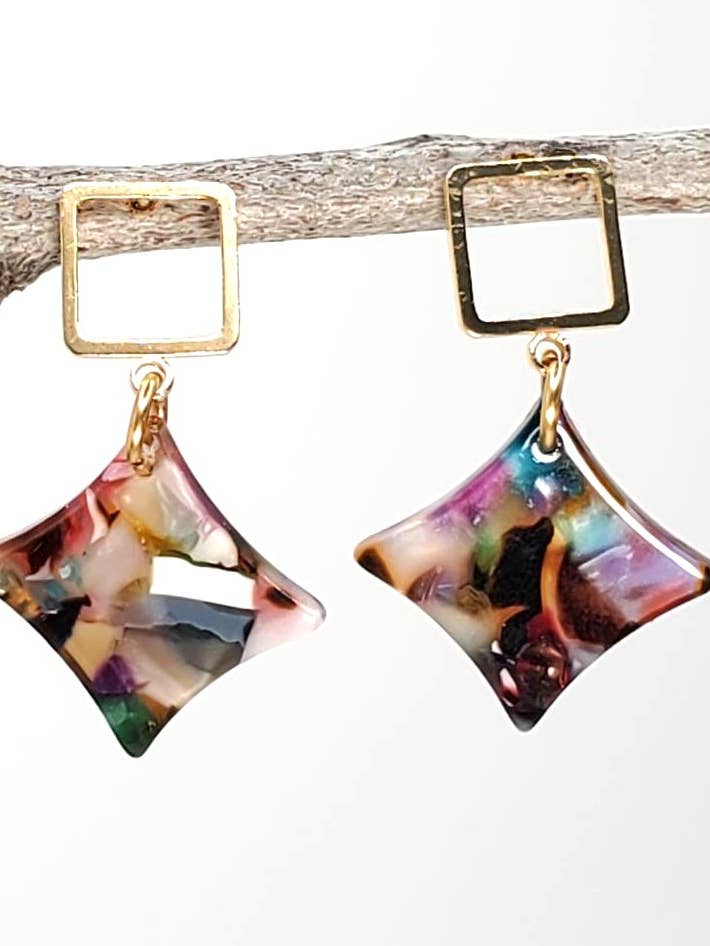 Boucles d'oreilles avec poteaux carrés dorés et goutte en résine, Allie pour la vente par Jezabel Adornment