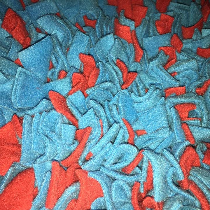 Fácil de guardar Enrole Mais Tapete de Snuffle Lavável Azul e Vermelho/Nariz de Animal de Estimação Escolha o seu tamanho Escolha o seu tamanho por atacado de Life’s A Treasure Mat