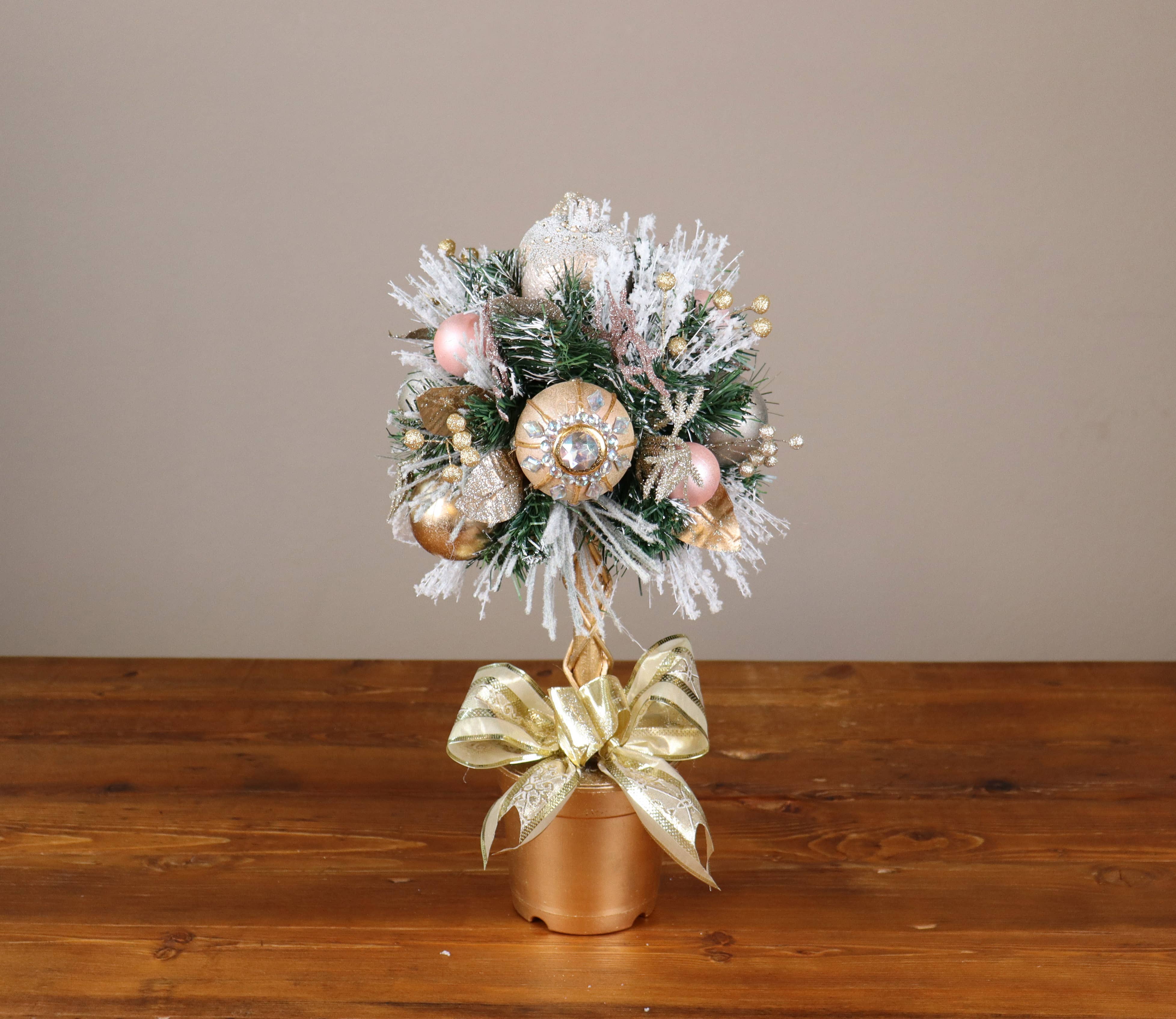 Seasonal by Contrast Inc. – wholesale Juldekoration – Guld Granatäpple Topiary Liten