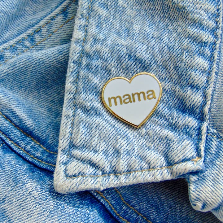 Mama Heart Emalje Pin Badge i hvid og guld for engroshandel hos HexNex