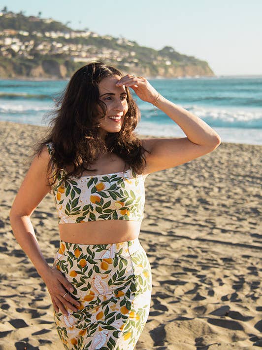 Camiseta sin mangas corta Zephyr en cacatúas amarillas para venta al por mayor de Sun & Sanctuary