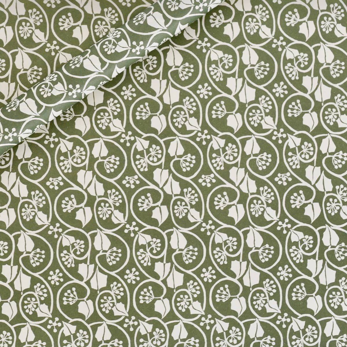 Cambridge Imprint – wholesale Omslagspapper – Mönstrat papper Small Ivy Stripe Sage Green0