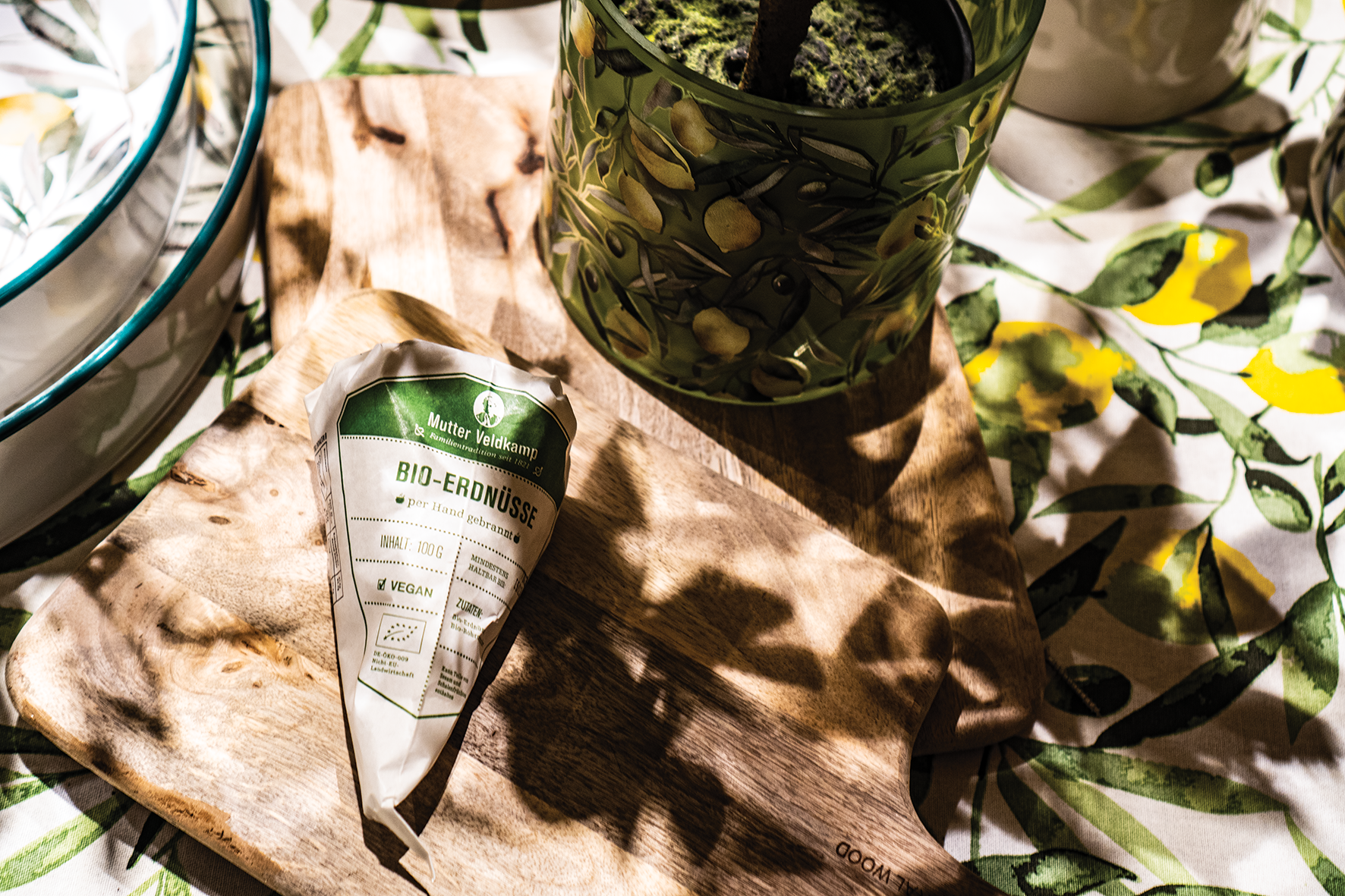 Hamburger Goldmandeln - Wholesale Nuts - Organic peanut cone1