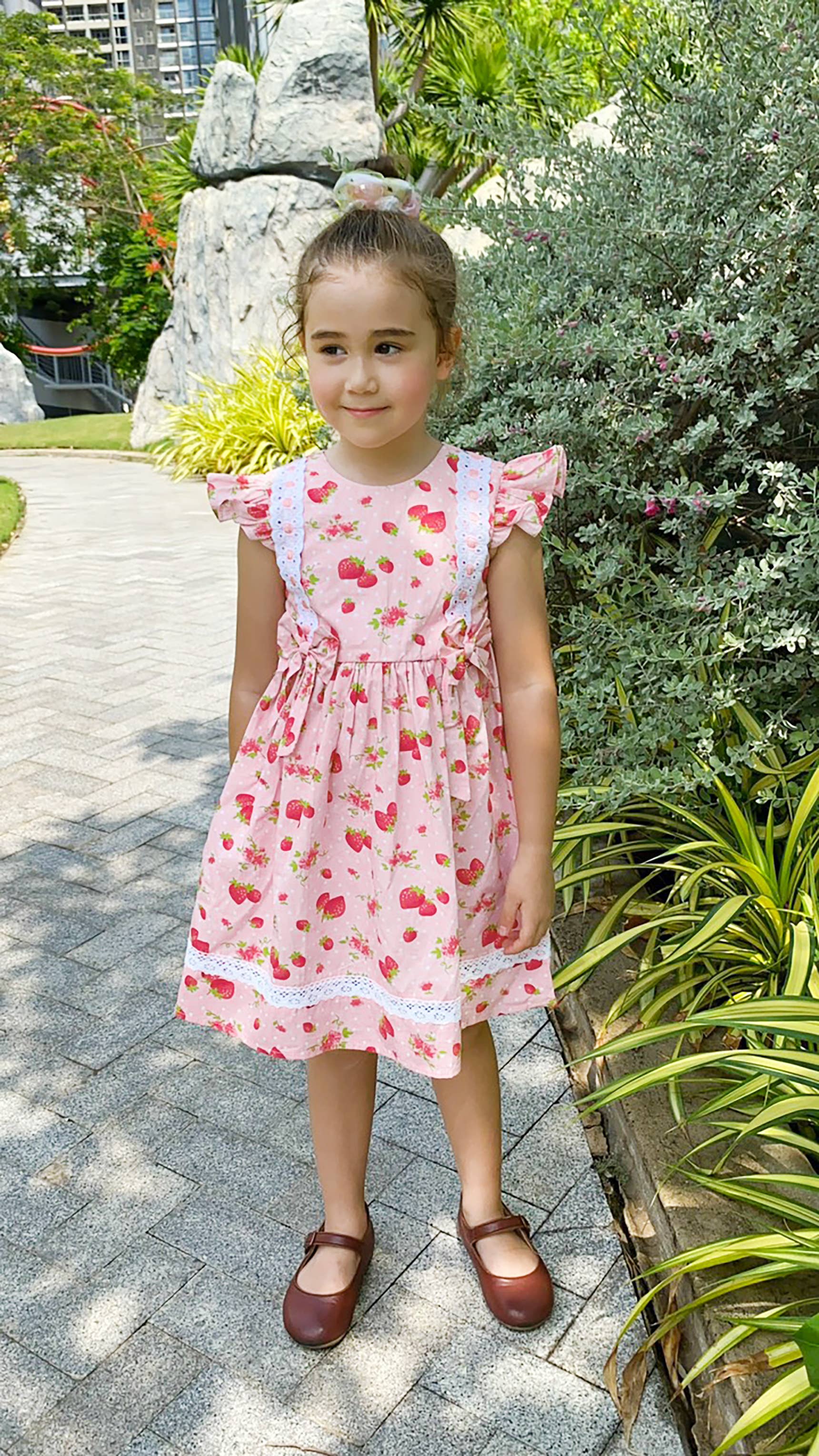 Angeline Kids – Großhandel Kleid – Kinder – Spring Love Strawberry Babykleid aus gewebter Baumwolle mit Spitze2