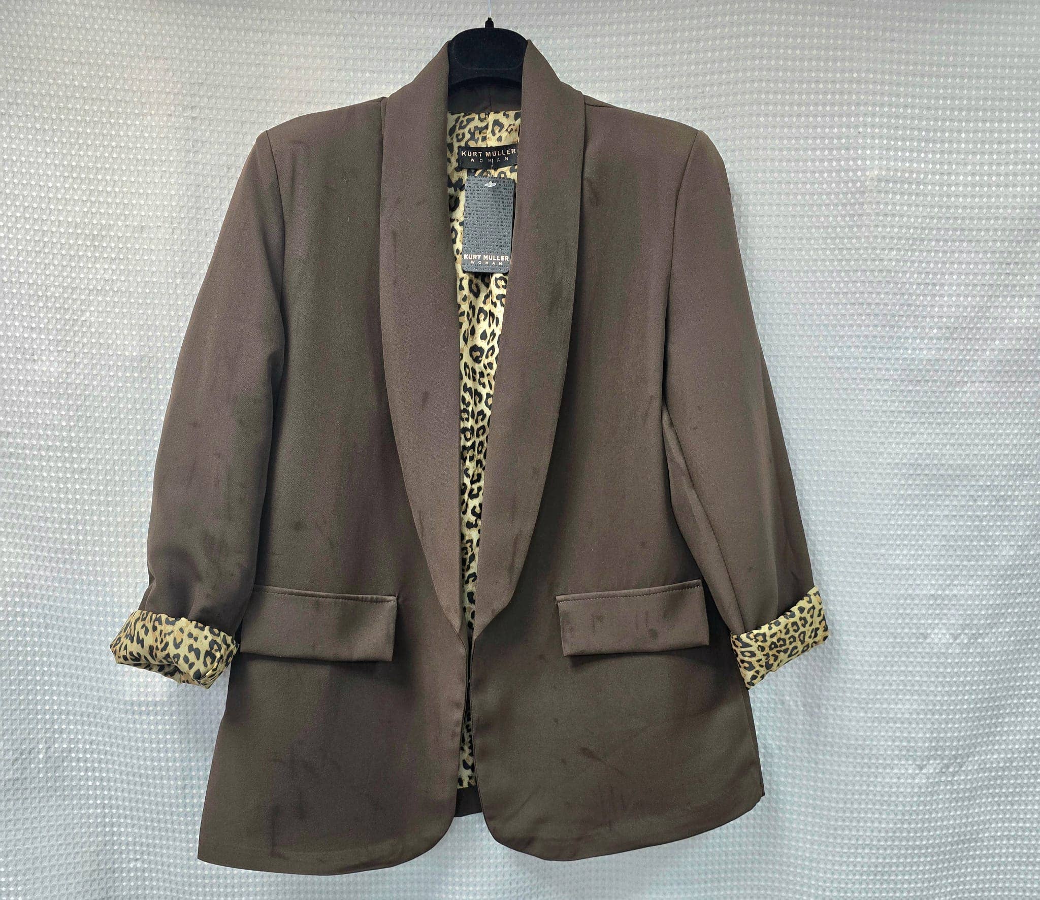 Kurt Muller – Großhandel Blazer – Damen – Blazer mit Leopardenbesatz und gekrempelten Ärmeln11