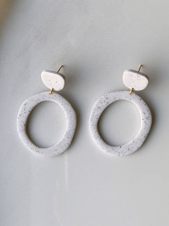 Eden Ohrring aus weißem Granit für den Großhandel von Clay By Denae