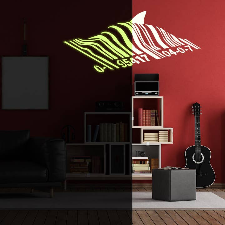 Autocollant mural Banksy requin code-barres - Brille dans le noir : poisson nageant sous le code-barres, autocollant vinyle pour la vente par Decords