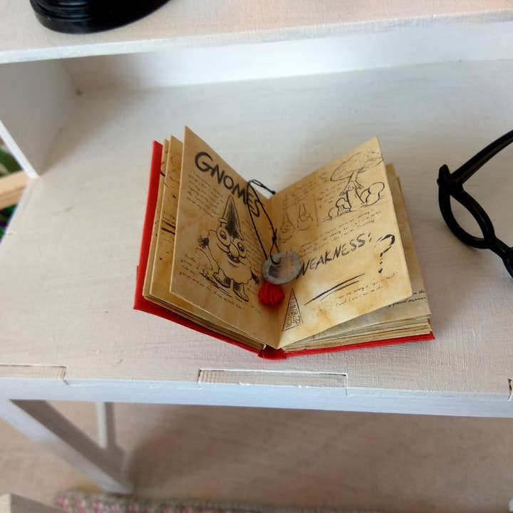 Lenasminiland - Vente Accessoire de poupée – enfant - Livre d'automne miniature Gravity avec pages de texte. Mystery Shack3