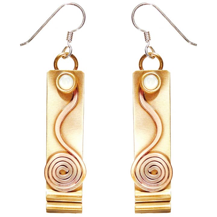 Boucles d'oreilles Winding Path en nacre, laiton et cuivre pour la vente par Whitney Designs Ltd.