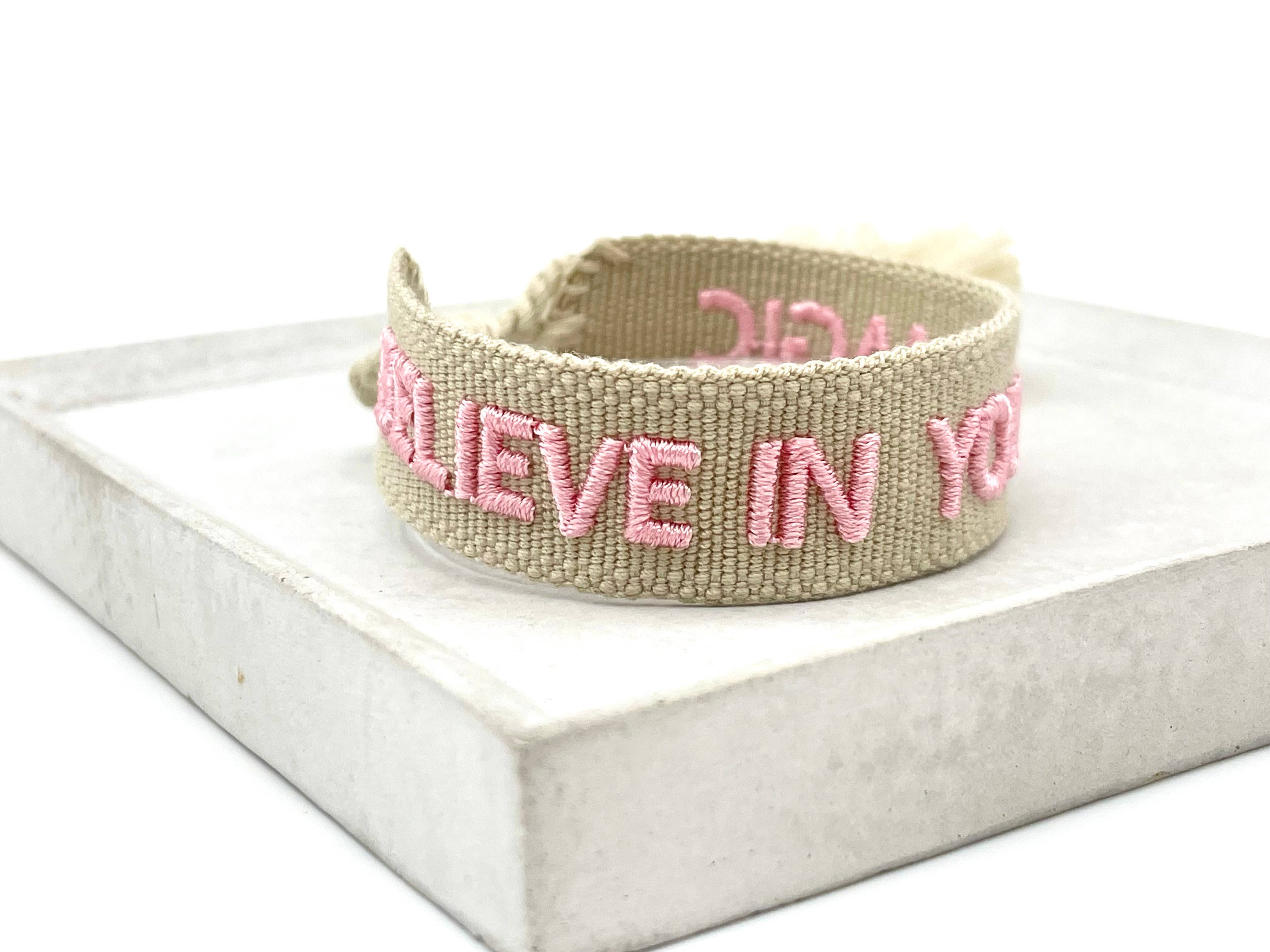 Parsley & Pepper - Vendita all'ingrosso Bracciale in tessuto/intrecciato - BELIEVE IN YOUR MAGIC Braccialetto con scritta in tessuto e ricamato2
