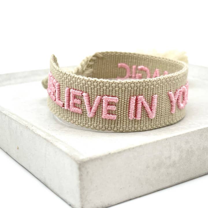 Parsley & Pepper - Vendita all'ingrosso Bracciale in tessuto/intrecciato - BELIEVE IN YOUR MAGIC Braccialetto con scritta in tessuto e ricamato2