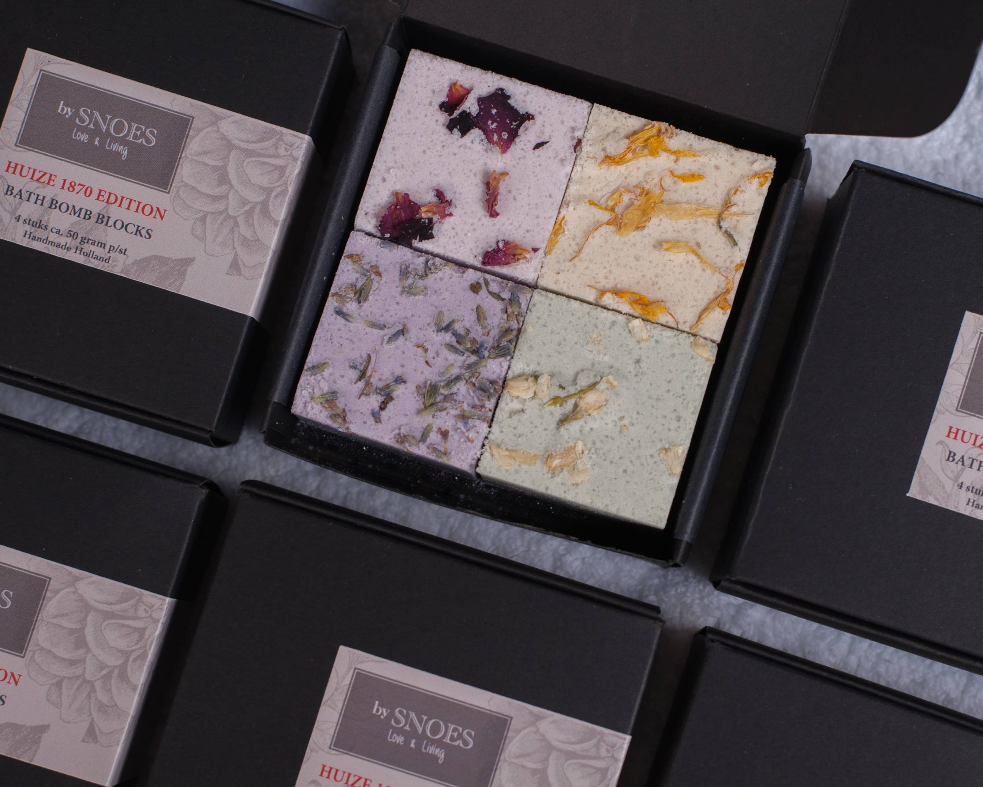 By Snoes - Wholesale Bruisbal/schuim - By Snoes schuimende badblokjes HUIZE1870 editie1