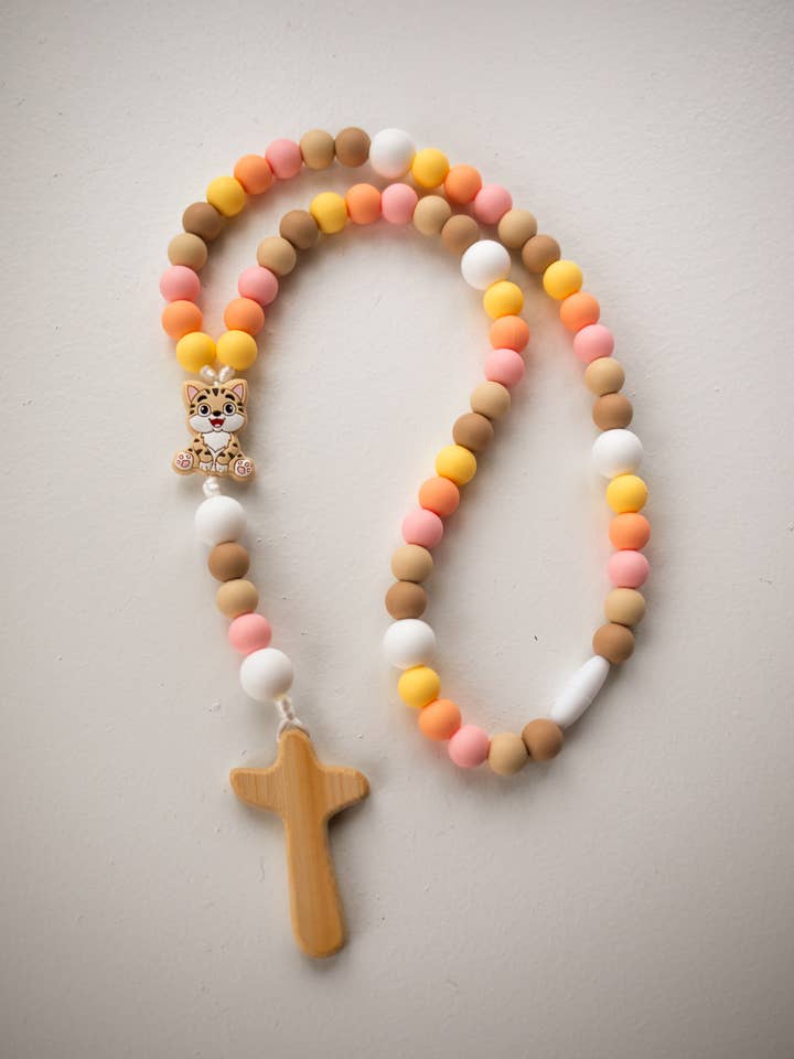 Chaton Bébé Chapelet | Cadeau de Baptême | Cadeau de Christening pour la vente par Abundantly Yours