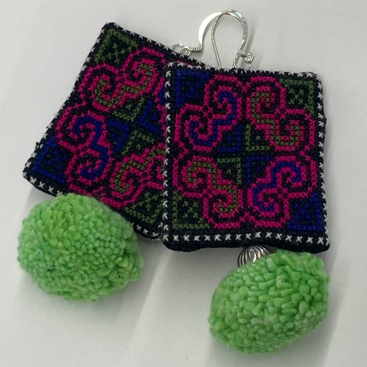 Orecchini ricamati Mien - Nero/Rosa/Blu/Verde per la vendita all'ingrosso da parte di Wanderlust Global