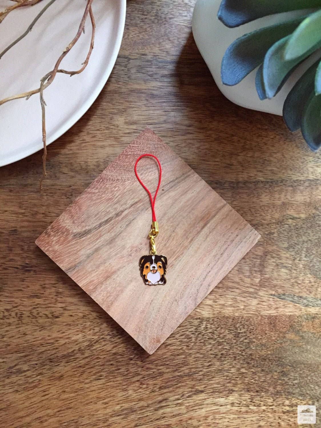 Thousand Skies - Vendita all'ingrosso Portachiavi - Unisex - Ciondolo smaltato - Portachiavi Australian Shepherd (Tricolore)