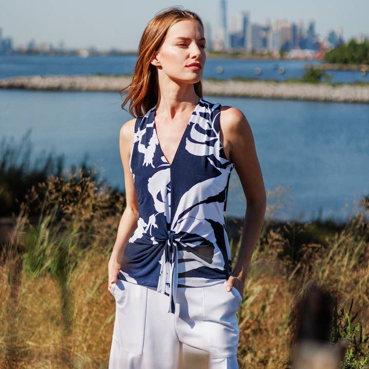 T49P29 - Top sem mangas com decote em V e laço frontal central por atacado de Clara Sunwoo