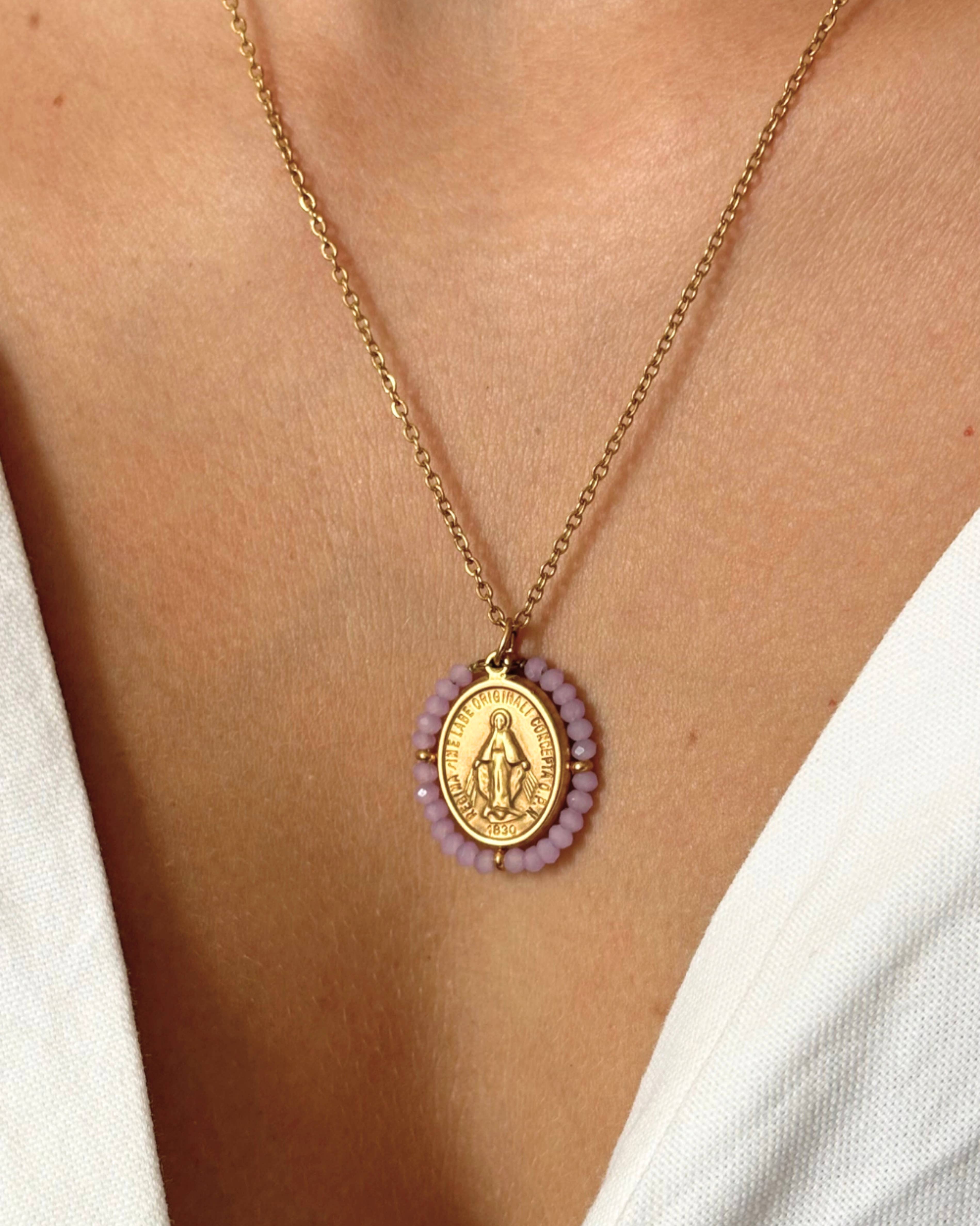 Palas - Vente Colliers à pendentif - Santa Maria Lilac - Collier médaille dorée avec pierres lilas3