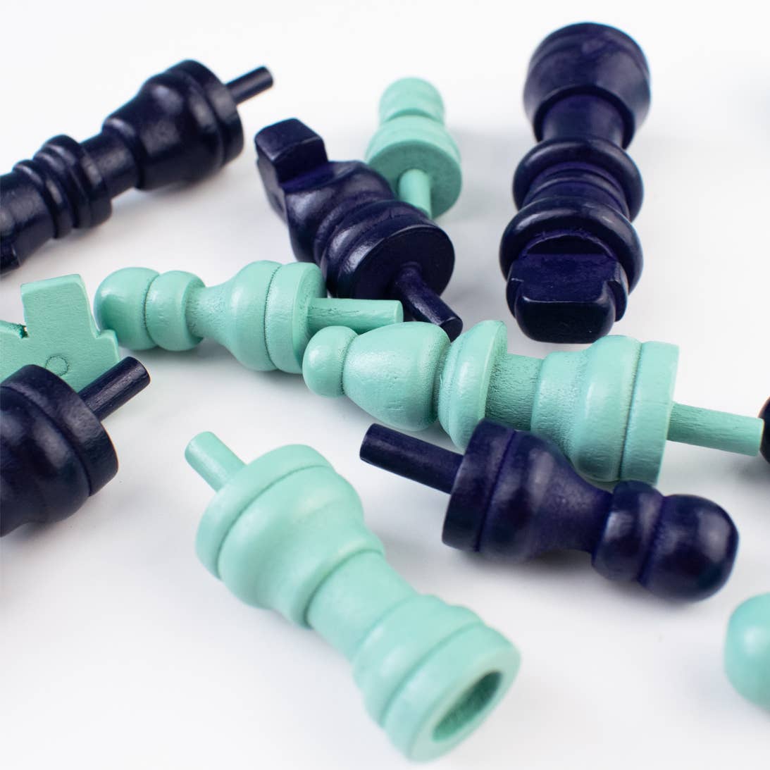 Gibsons Games Ltd – wholesale Board game – The Art File Traditional Chess2