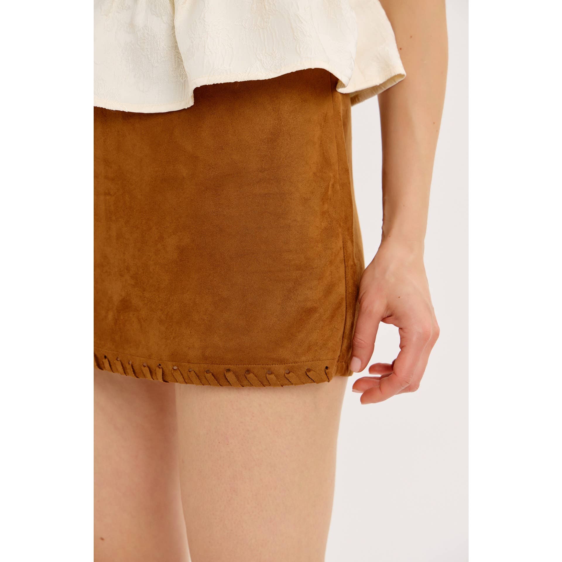 CHAMEAU MINI-JUPE-SHORT EN FAUSSE SUEDE ÉLÉGANTE AVEC OURLET SURPIQUÉ en vente sur Faire3