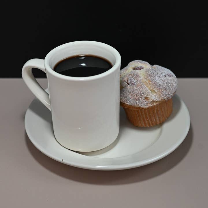 Falsk kopp kaffe med muffin för wholesale av Just Dough It! Fake Foods