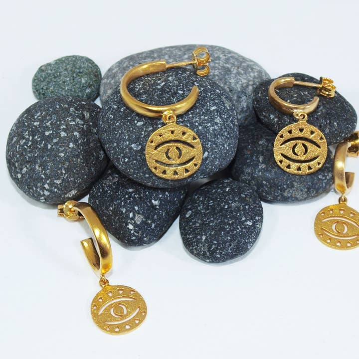 Breloque créoles dorées avec mauvais yeux en argent sterling 925 disponible pour la vente par Fragkiski Designs