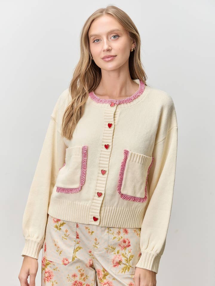 CARDIGAN MED HJERTEKNAPPER OG BLONDEKANT for engroshandel hos Polagram by Wellmade USA