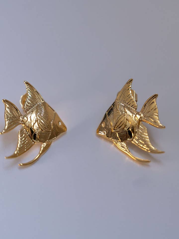 Isla Fish Studs – Tous les jours avec l'esprit de l'océan pour la vente par Heliconia Boutique