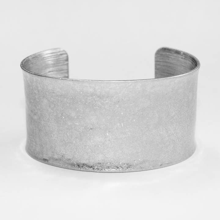 Bracelet manchette en argent usé de 1,25 « de large, best-seller ! pour la vente par What's Hot