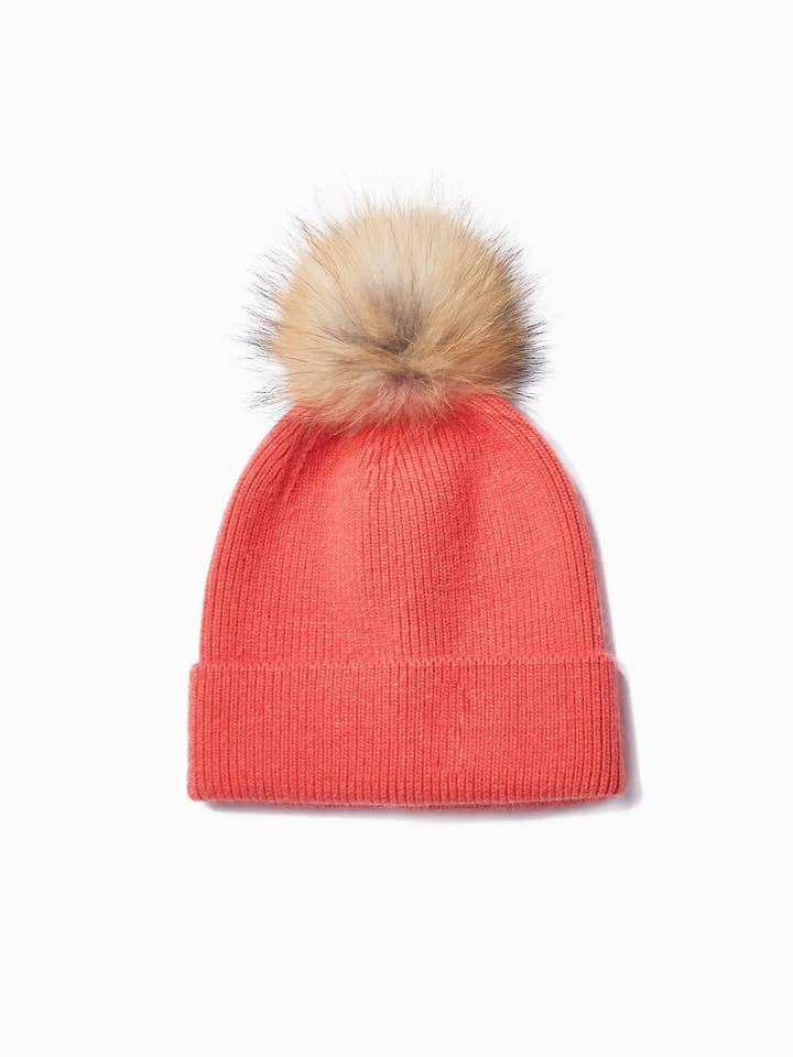 Bonnet en tricot côtelé Timeless avec pompon en fausse fourrure pour la vente par Always Swanky