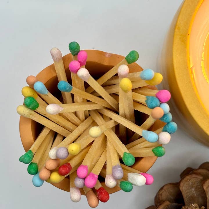 Amandyne Creations - Venta al por mayor Soportes para cerillas - Tarro de cerillas de colores con rascador integrado