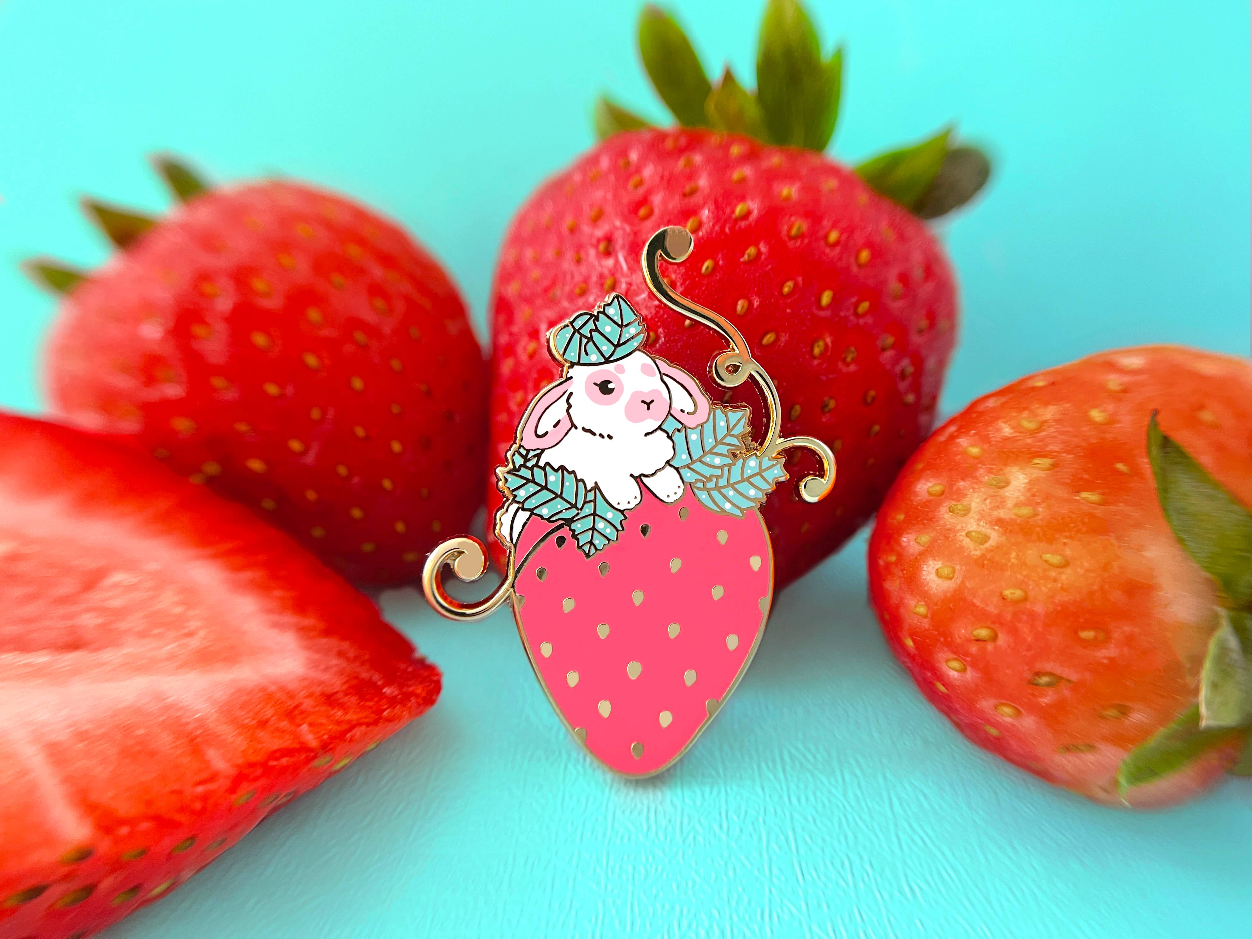 The Crowned Rabbit - Vente Épinglettes/boutons - Broche en émail lapin aux fraises1