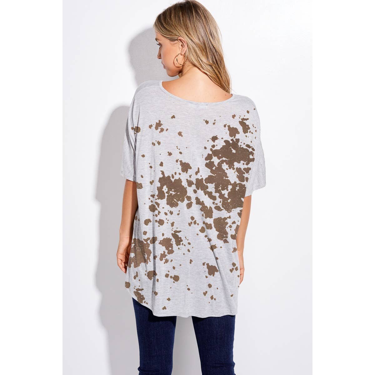 Phil Love – Engroshandel Grafisk t-shirt - Dame – Ko print v-hals løs pasform top5