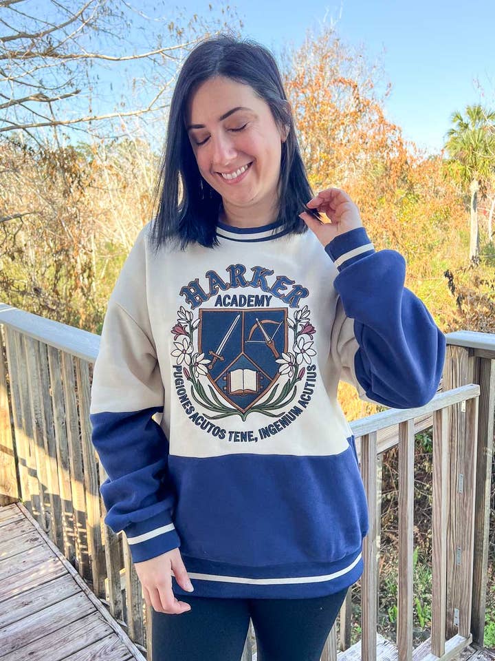 Blissfully Bookish Company - Vente Sweat-shirt – femme - Sweatshirt brodé sous licence officielle de l'Académie Harker2