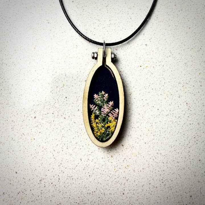 Collier en bois et fil avec fleurs roses et jaunes - Mini brodé pour la vente par Yarn Revival by NokoKnitCo