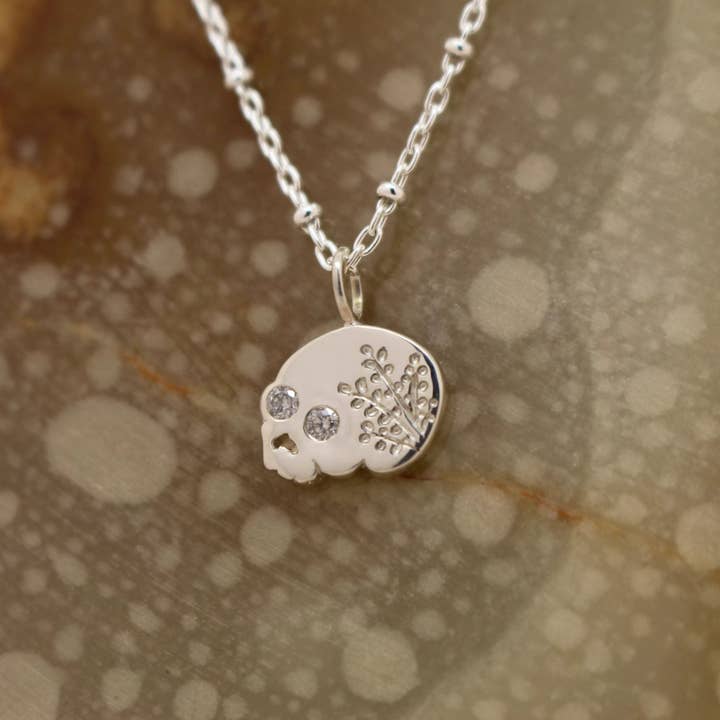 Emily Proudfoot – wholesale Hänge-/berlockhalsband – 'Mania' Dödskallehalsband med Krans och Diamant Ögon - Silver